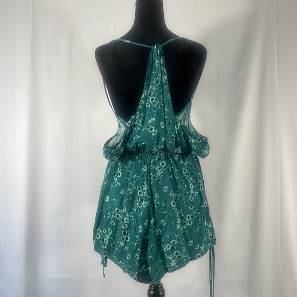 Green floral jumper, adjustable Y back, V neck, spaghetti straps,shorts,Medium - Picture 7 of 13